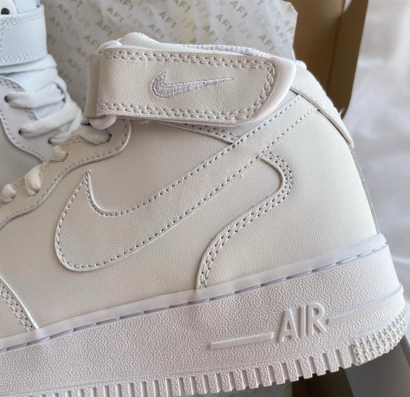 NIKE AIR FORCE 1 MID