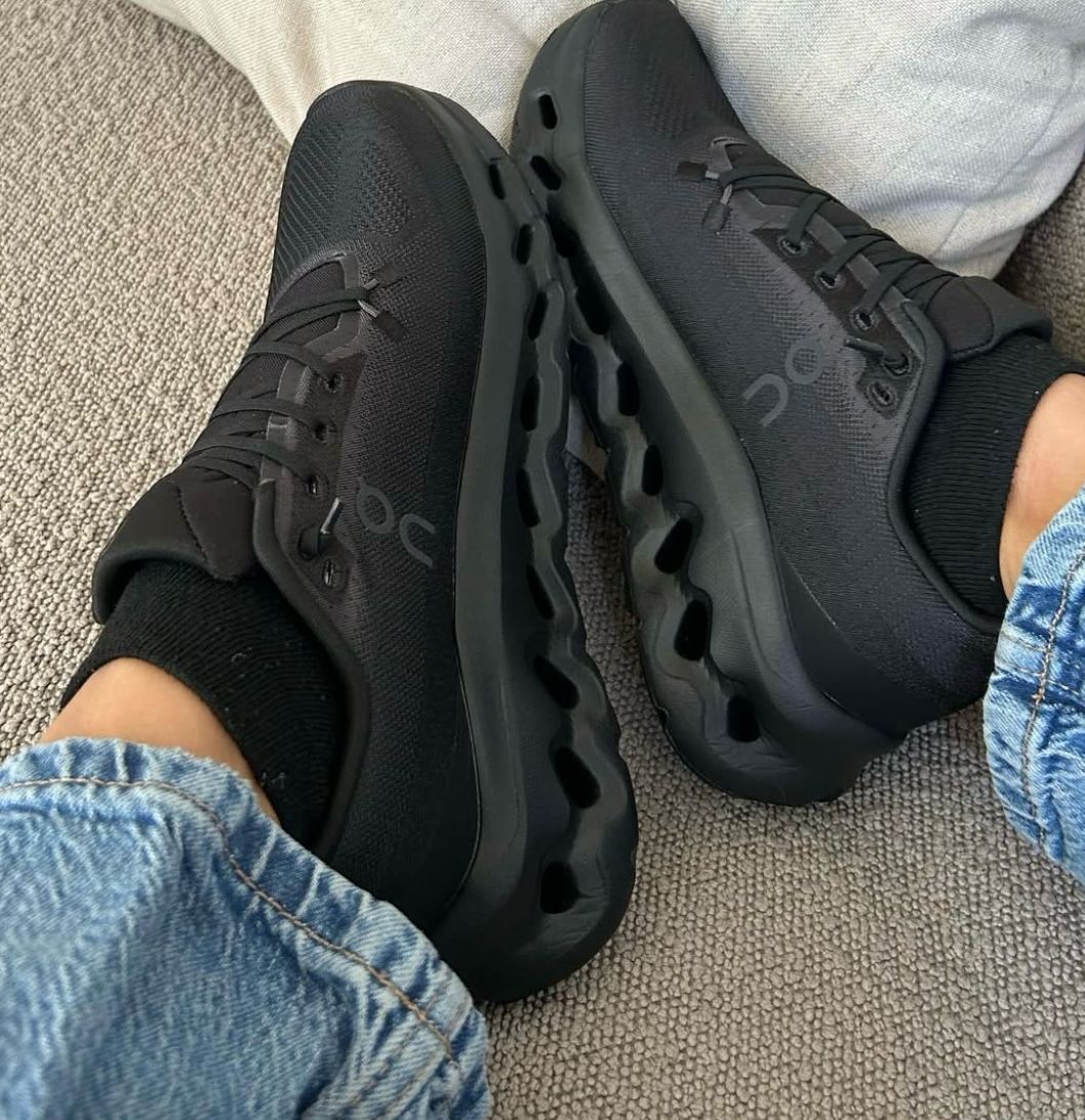 ON CLOUD BLACK
