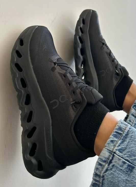 ON CLOUD BLACK
